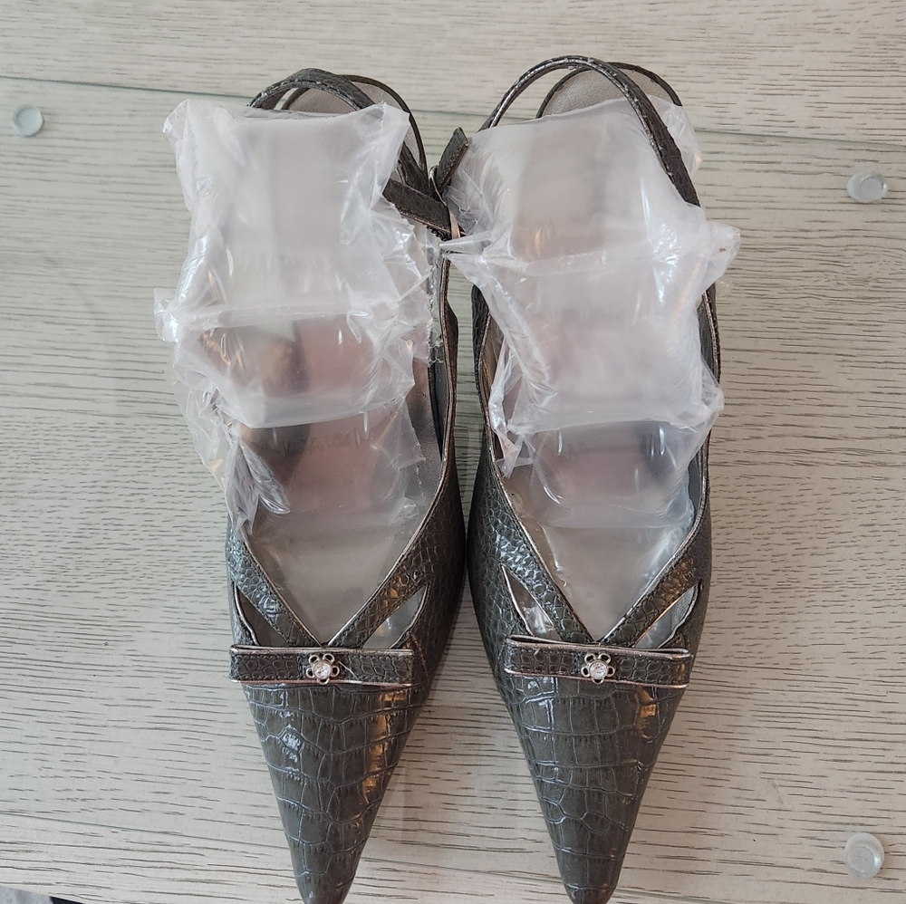 Jacqueline Ferrar Croc-Embossed Gray Heels